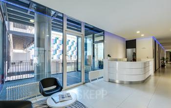 Modern reception area at Badenerstrasse 549 offering office space rental in Zürich Altstetten, with sleek furnishings and bright ambiance.